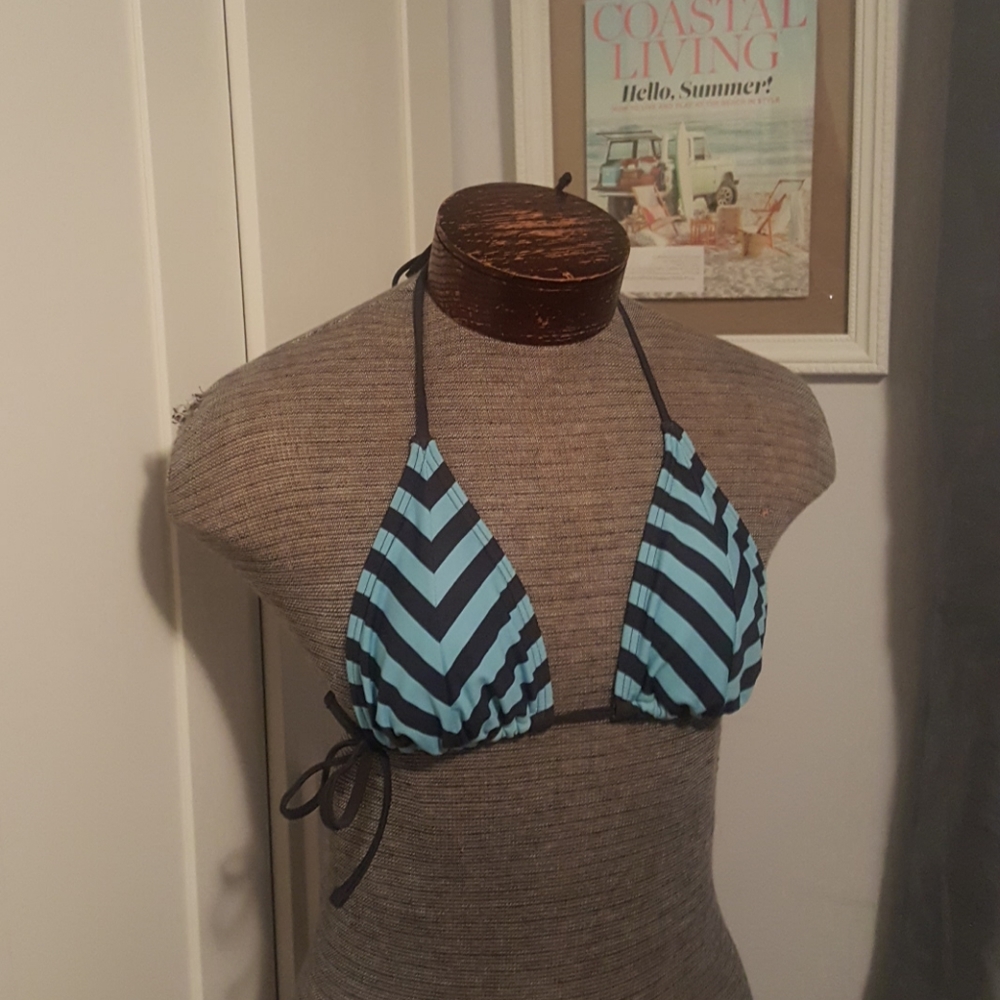 Blue bikini top with removalable cups